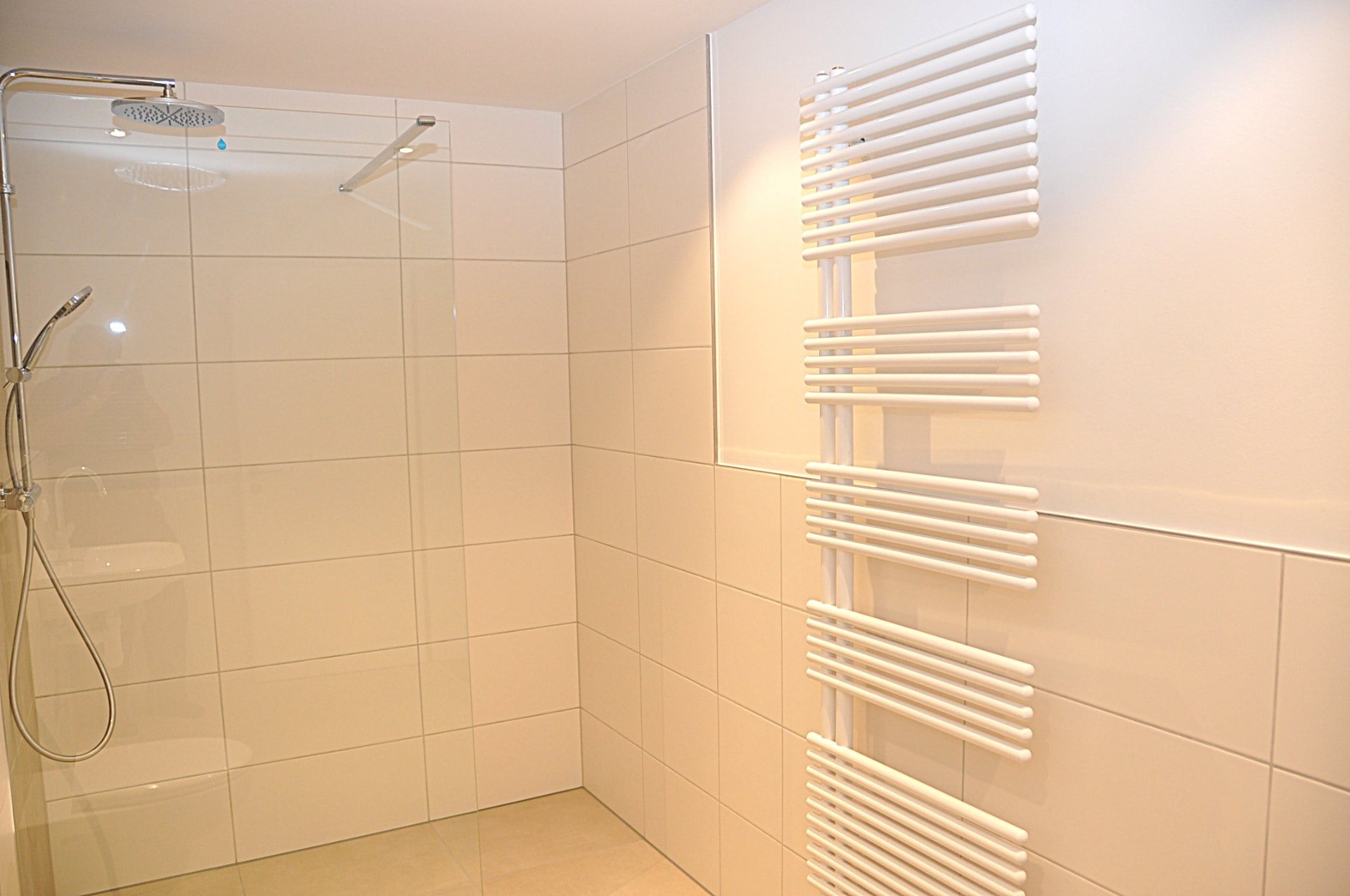 Bad mit Dusche mit Glasabtrennung