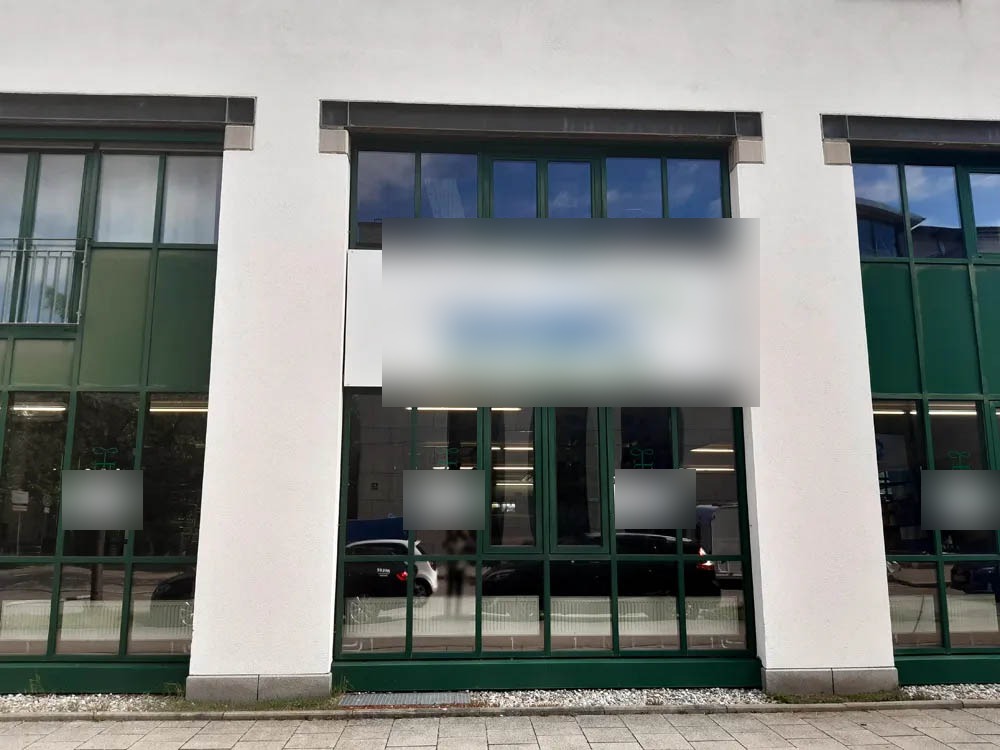 Anonymisierte Außenansicht der Gewerbeimmobilie in München-Milbertshofen