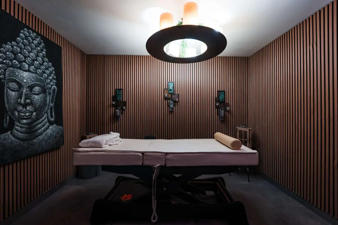 Spa-Zone inklusive Hamam und Sauna, in atmosphärisches Licht getaucht