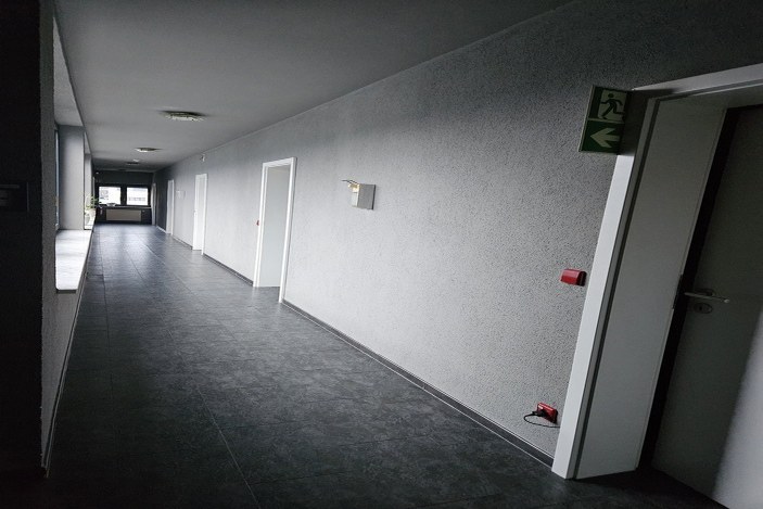 Flur zu den Zimmern im Obergeschoss mit gekennzeichnetem Fluchtweg