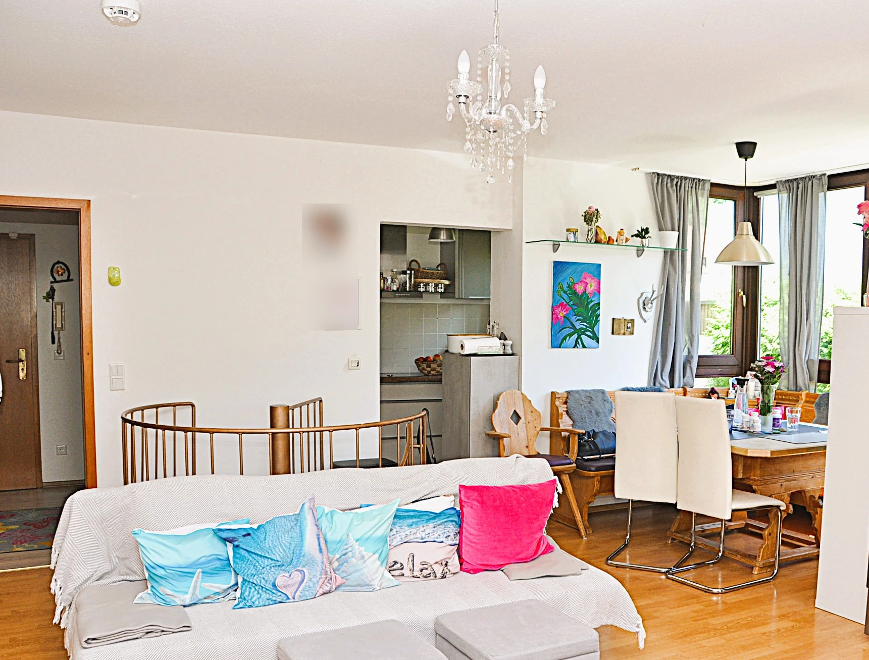 Wohnzimmer mit Essplatz und Treppenverbindung