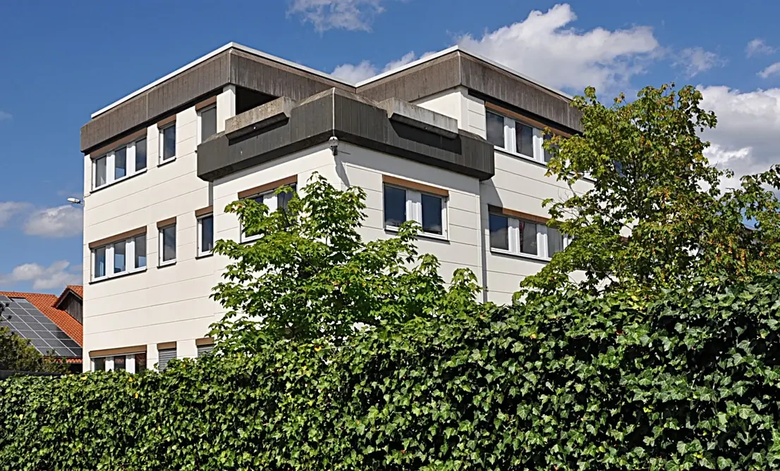 Seitliche Außenansicht des Bürogebäudes in Gilching