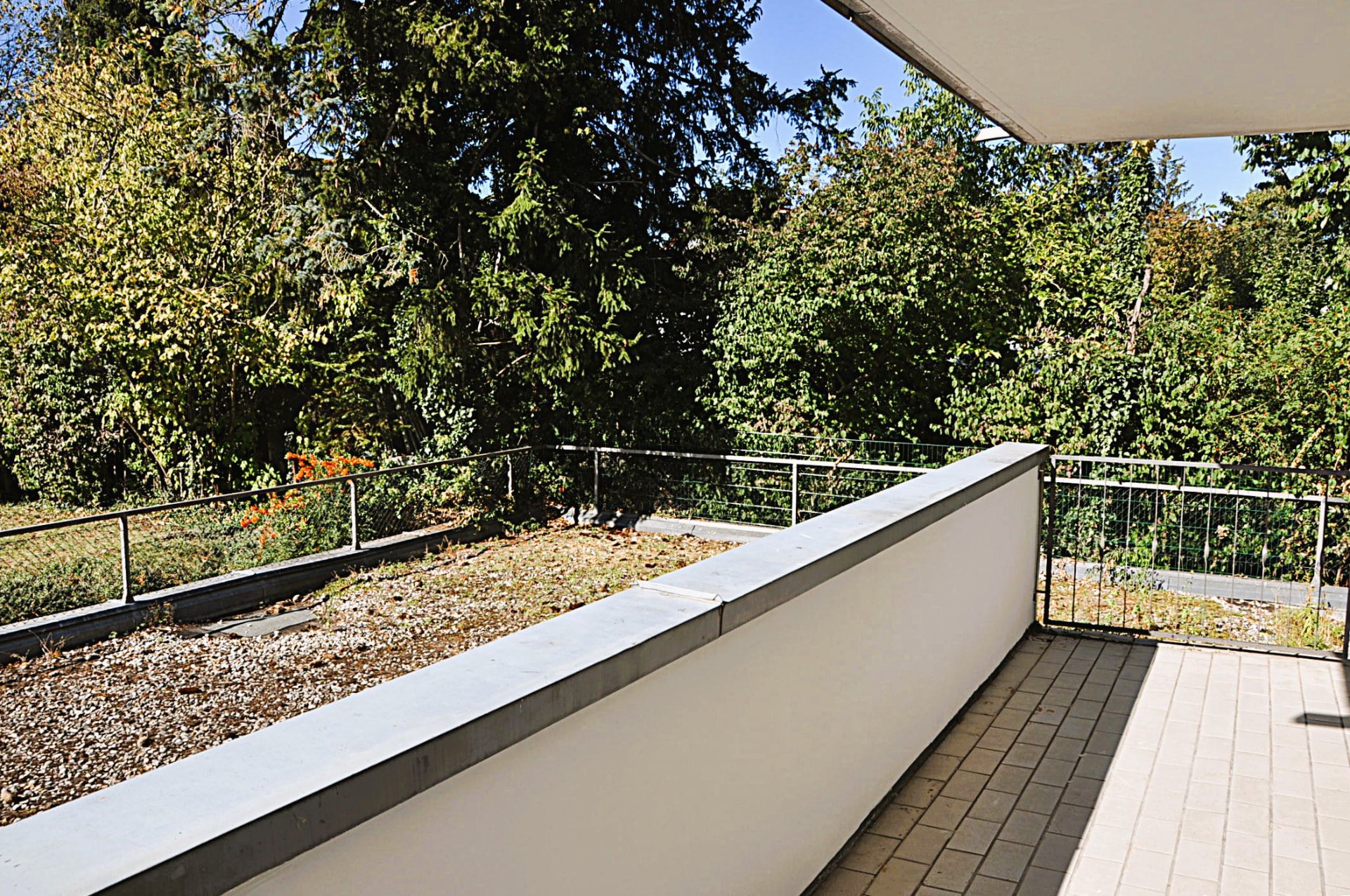 Frontbalkon mit Blick ins Grüne