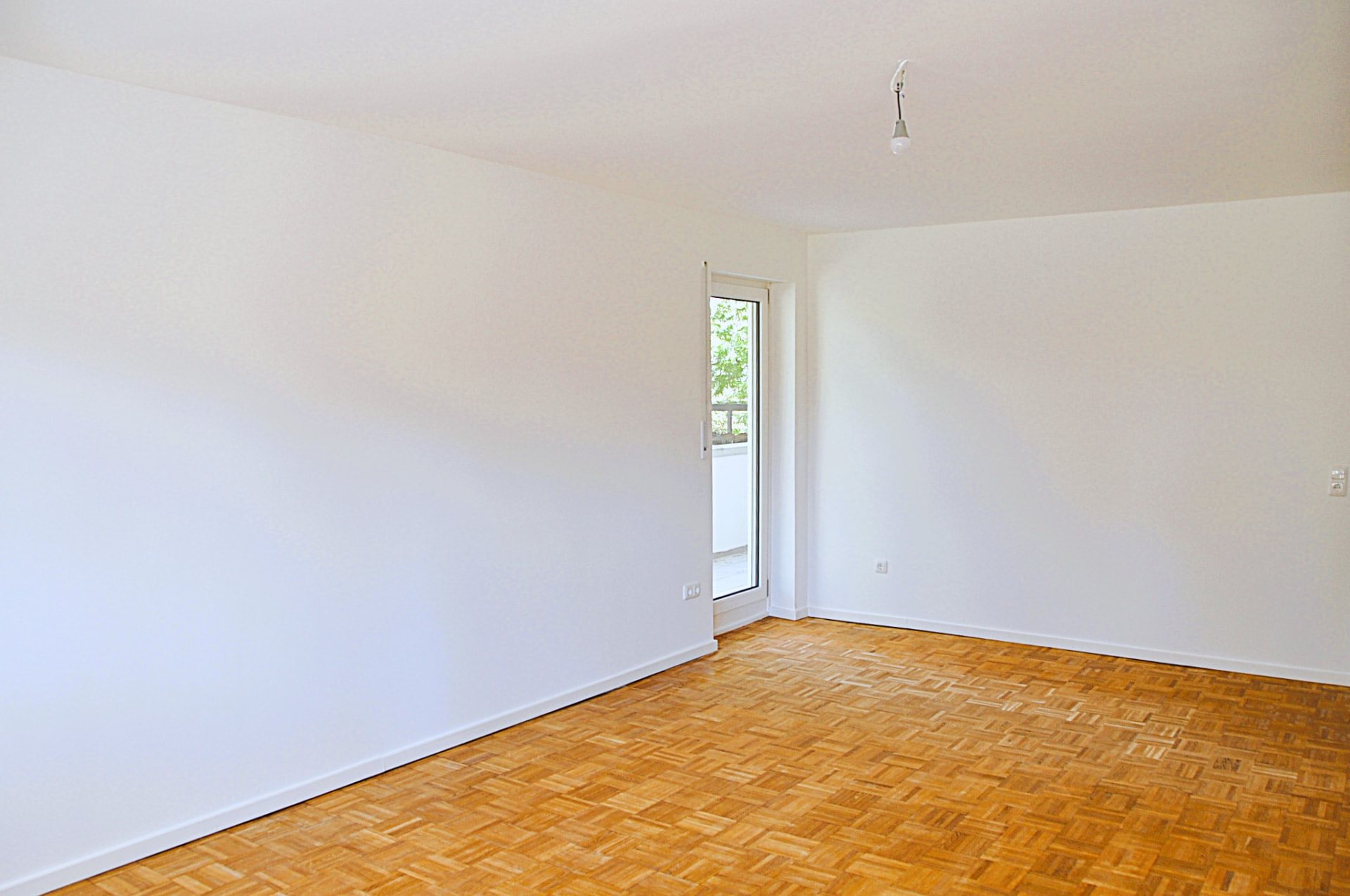 Wohnzimmer mit Parkettboden