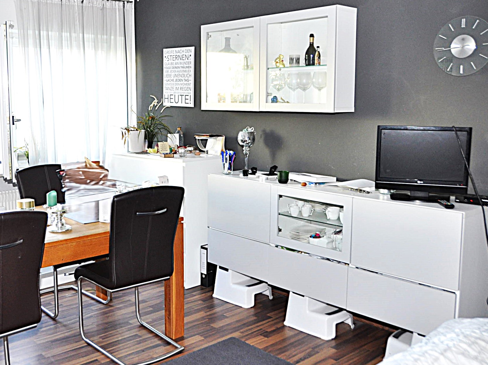 Wohnraum des 1-Zimmer-Apartments am Lerchenauer See in München