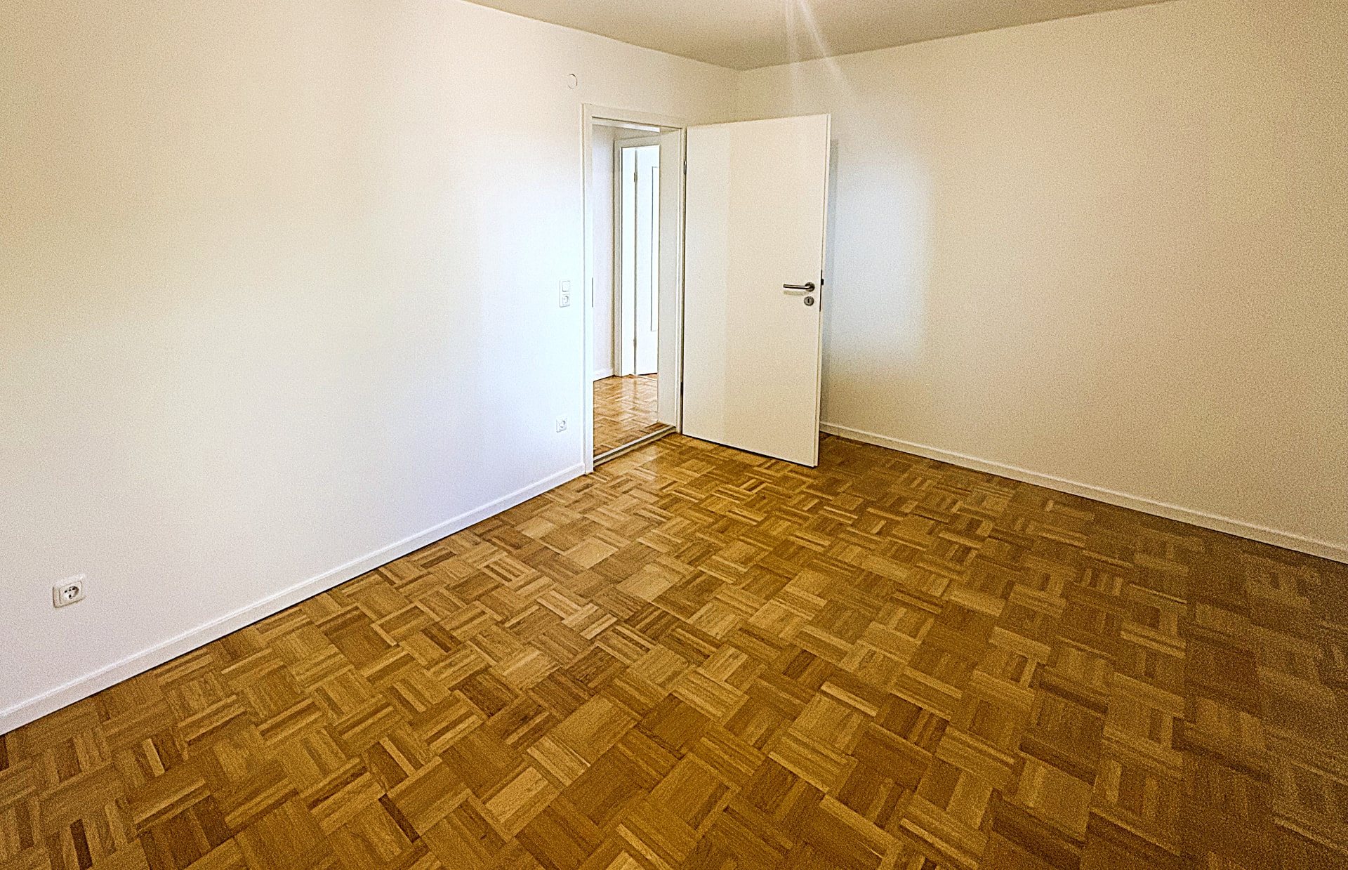 Schlafzimmer mit Parkettboden
