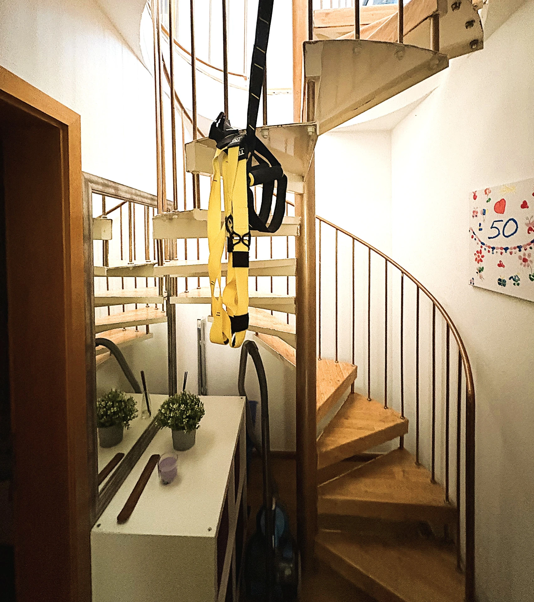 Holzwendeltreppe zum Souterrain