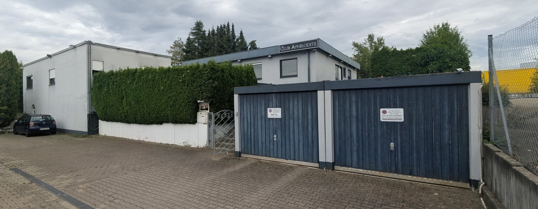 Eigene Zufahrt mit Stellplätzen und Garagen am Spittelbronner Weg
