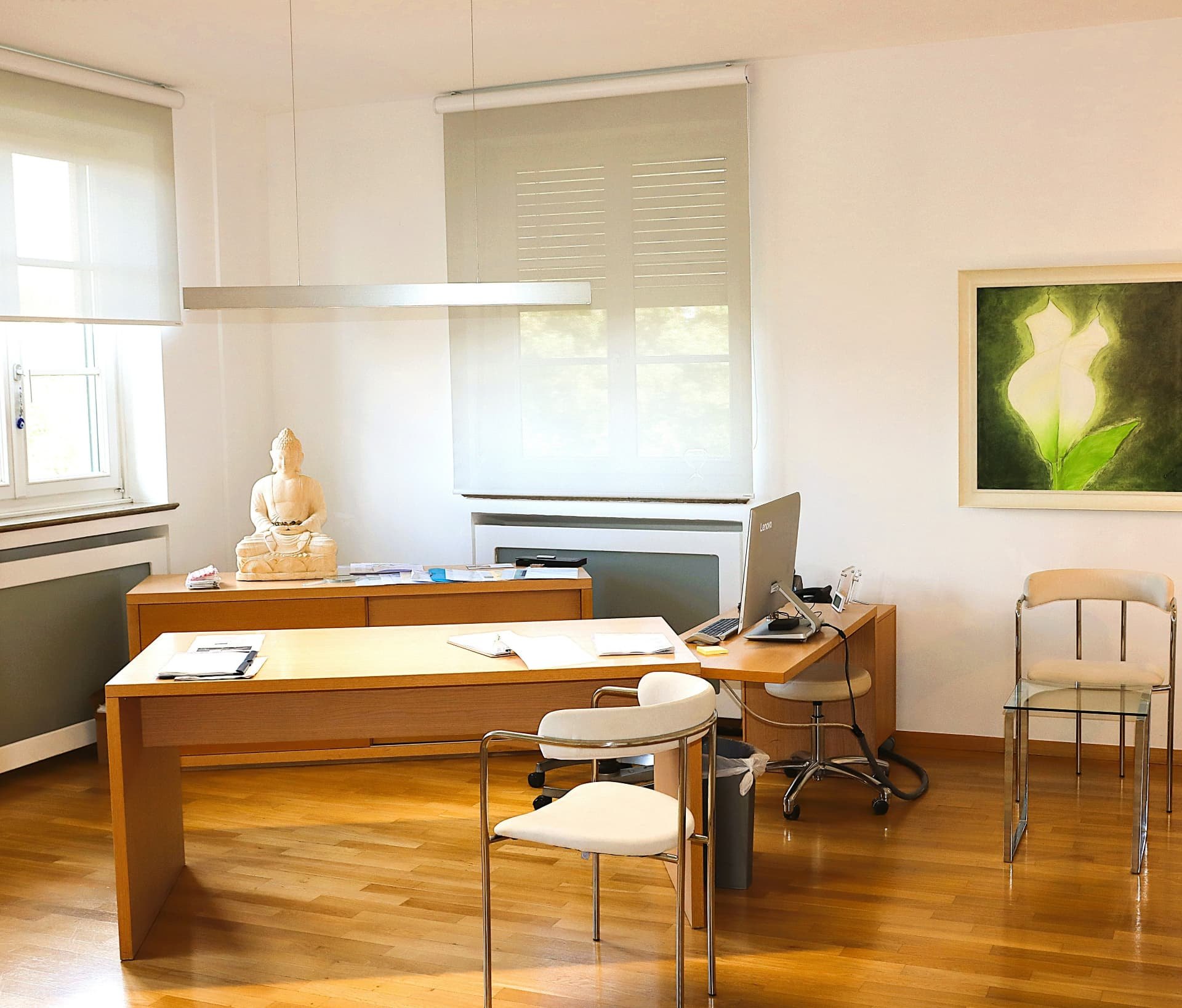 Arztzimmer mit Schreibtisch, Sideboard und Arbeitsplatz