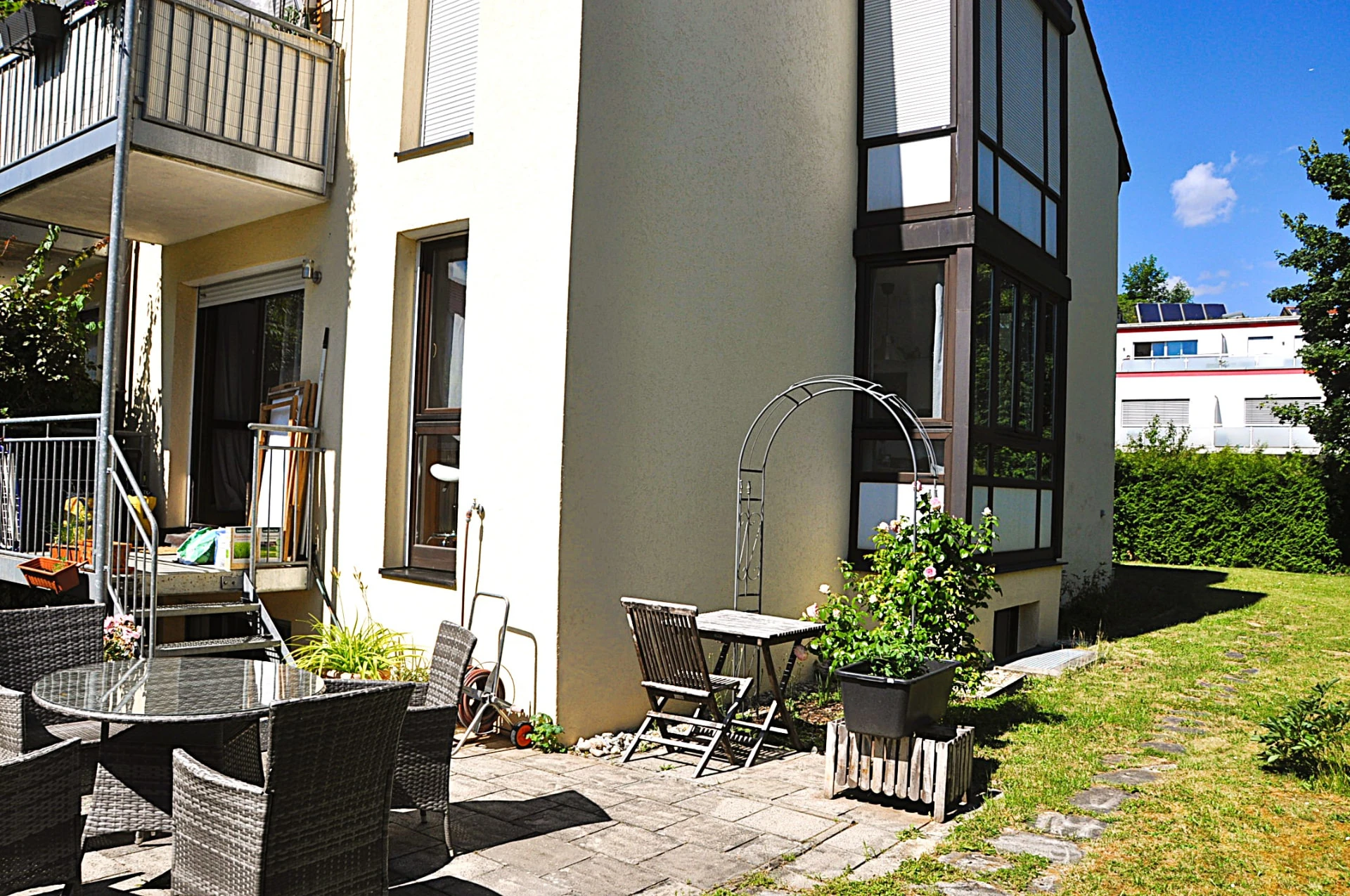 Terrasse an der Wohnung mit Blick zum Garten