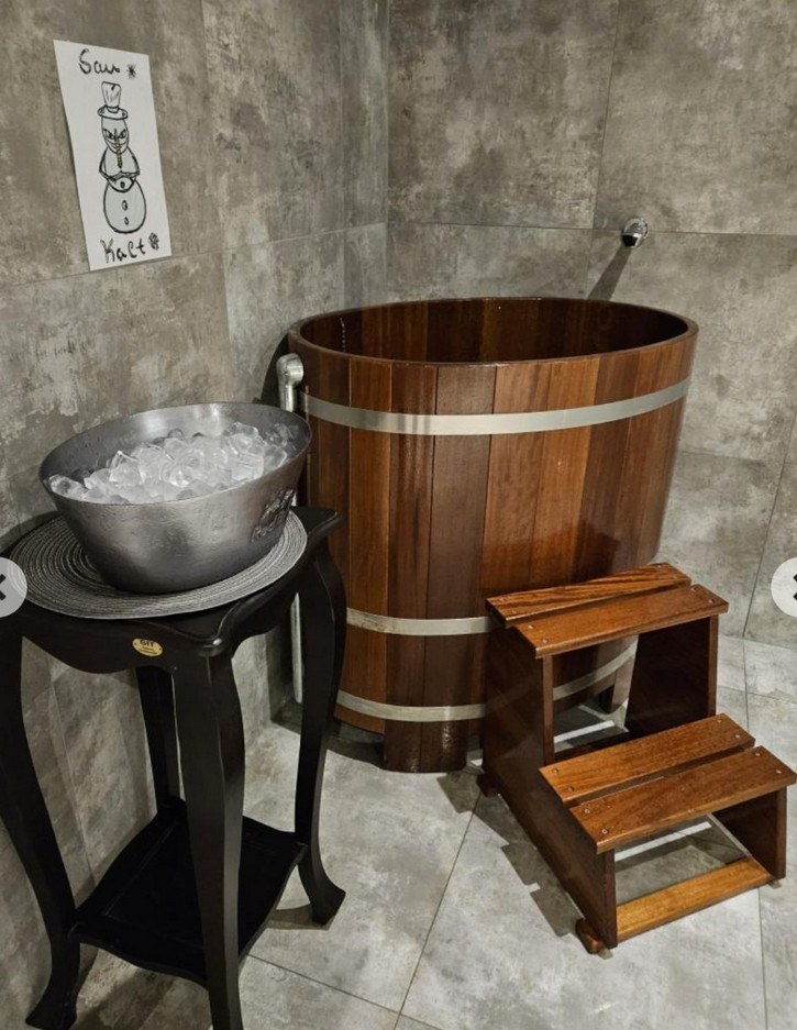 Kaltbecken im Wellnessbereich