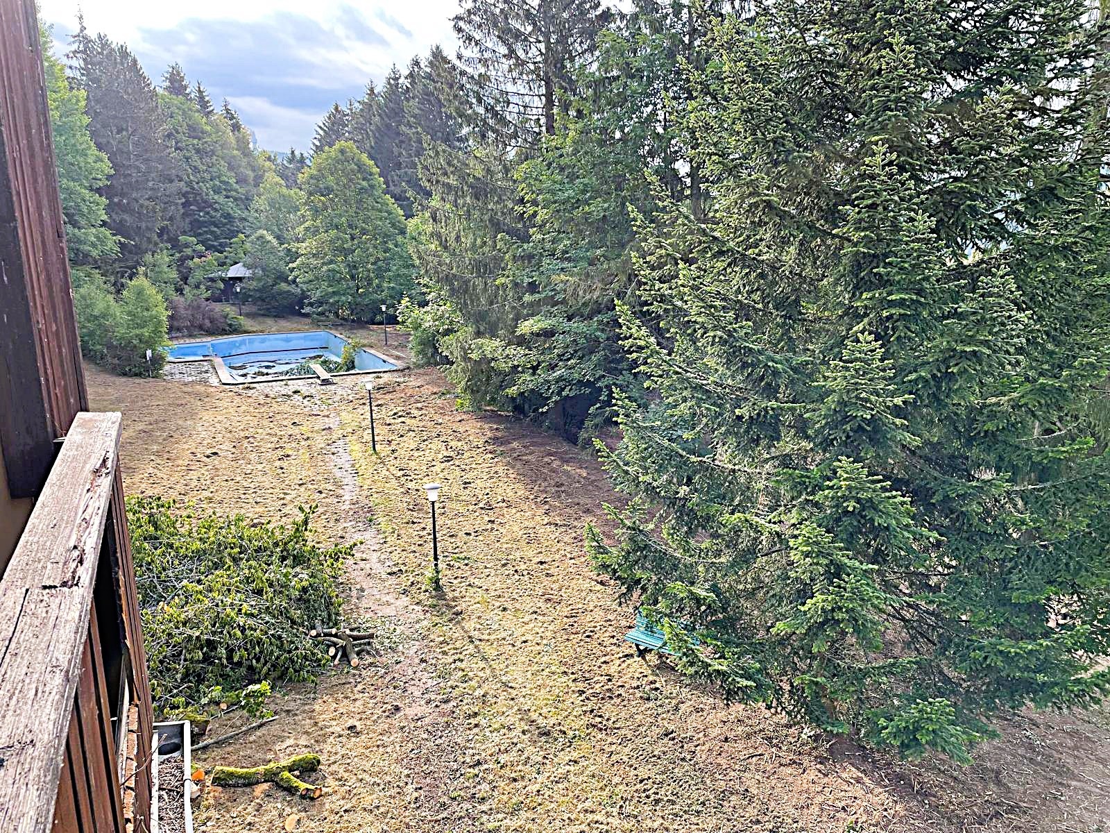 Garten mit vorhandenem, nicht betriebsbereitem Pool