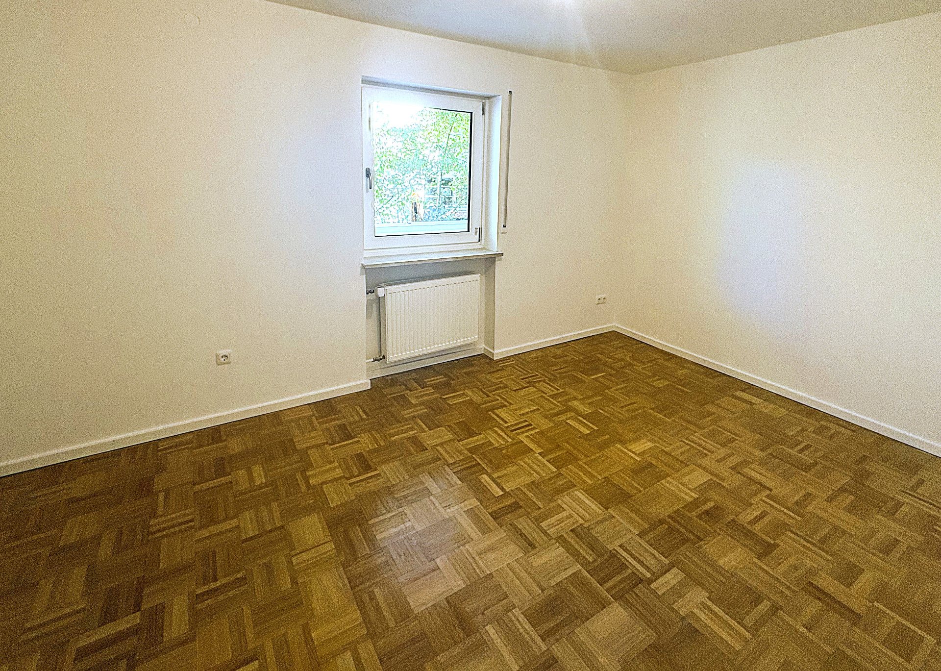 Schlafzimmer mit Fenster und neuem Heizkörper