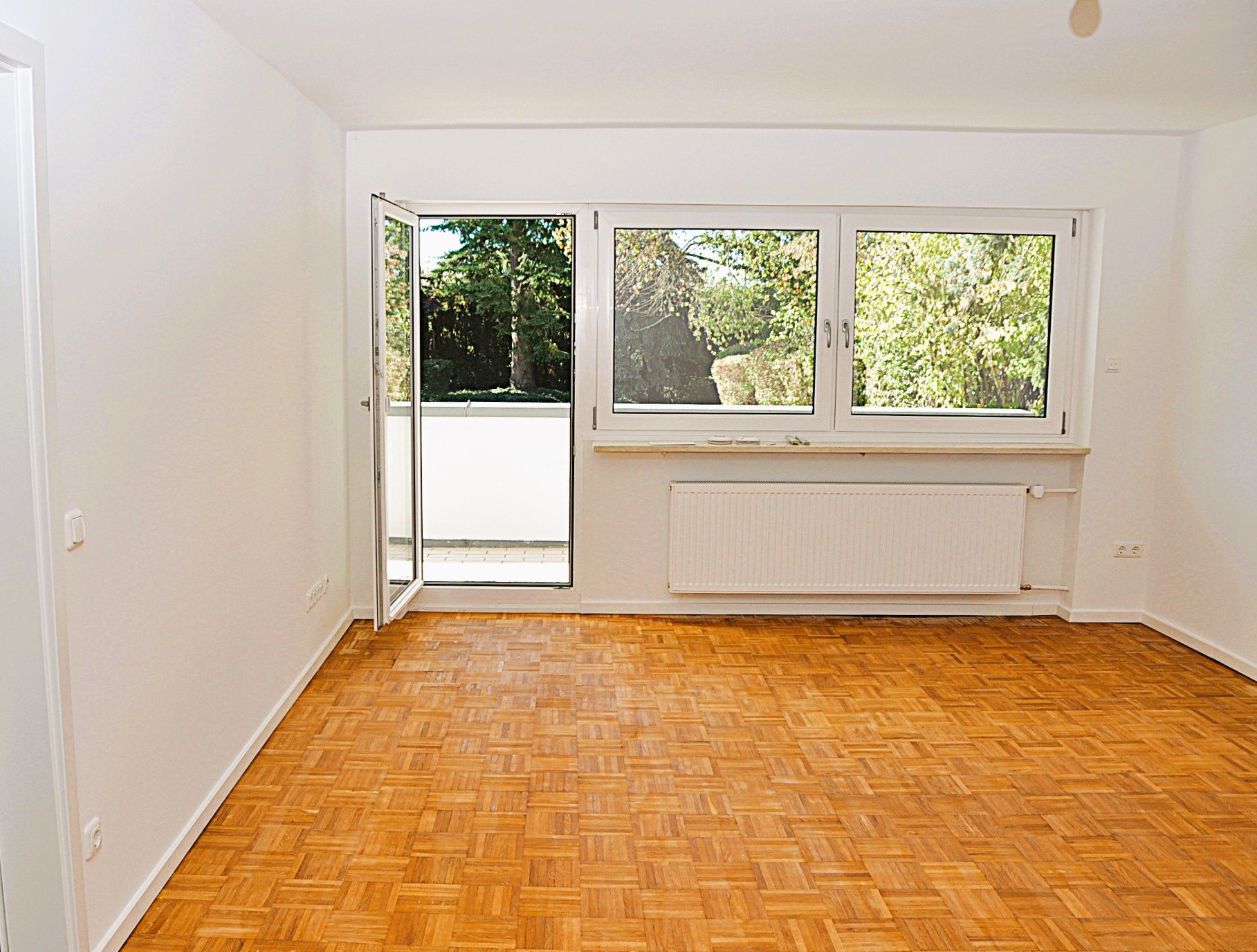 Wohnzimmer mit Zugang zum Balkon