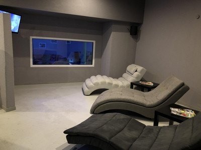 Ruheraum im 2017 überdachten Innenhof mit Blick in den Clubbereich