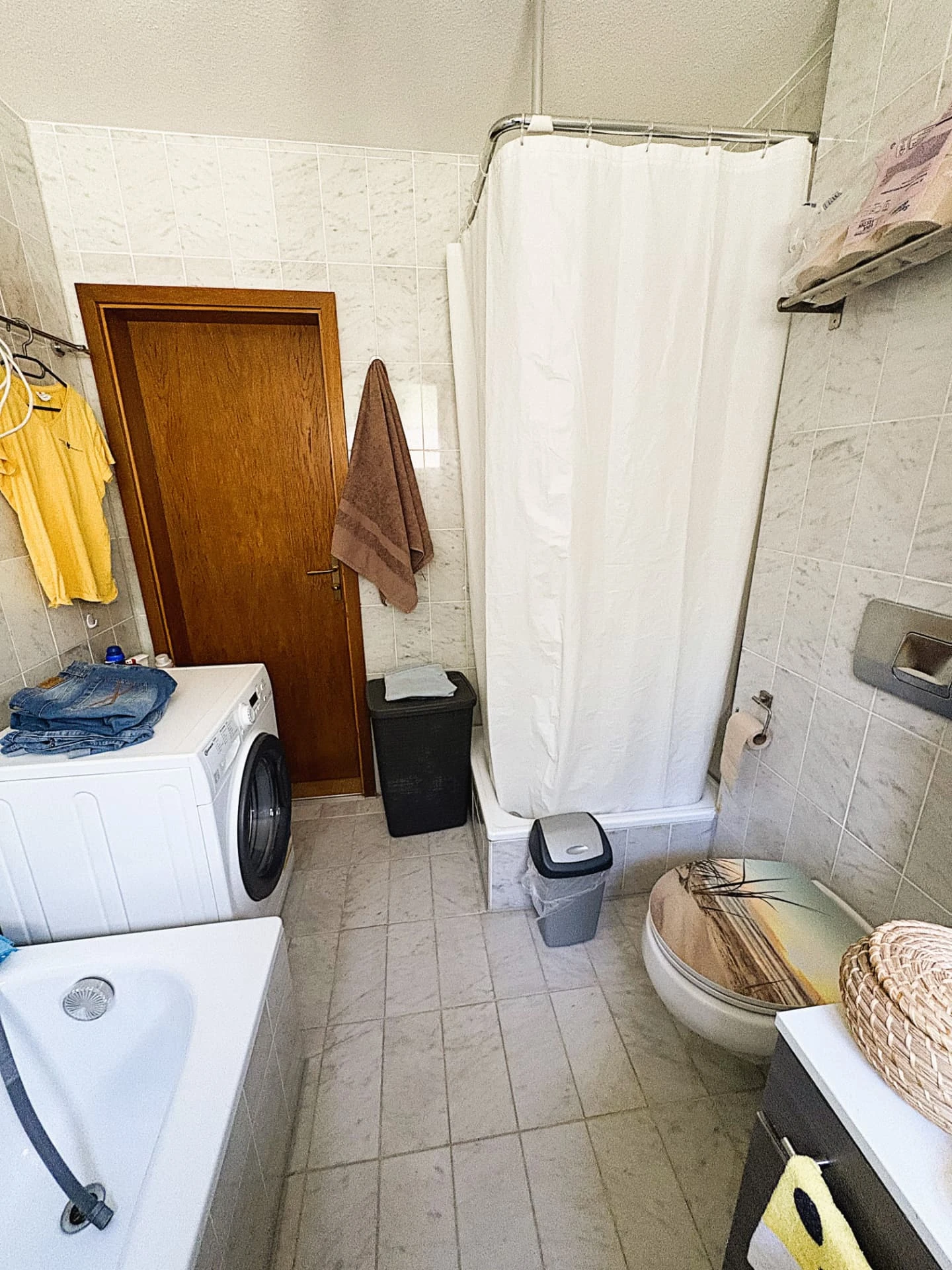 Bad im Souterrain mit Dusche und Badewanne