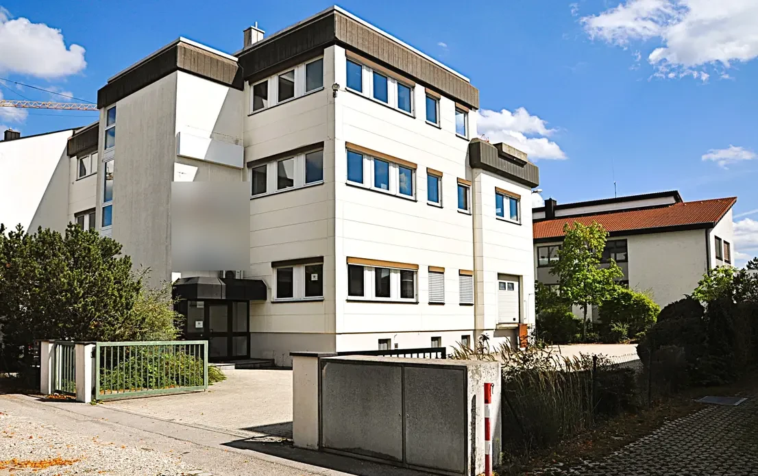 Zufahrt und Stellplatzbereich des Geschäftshauses in Gilching