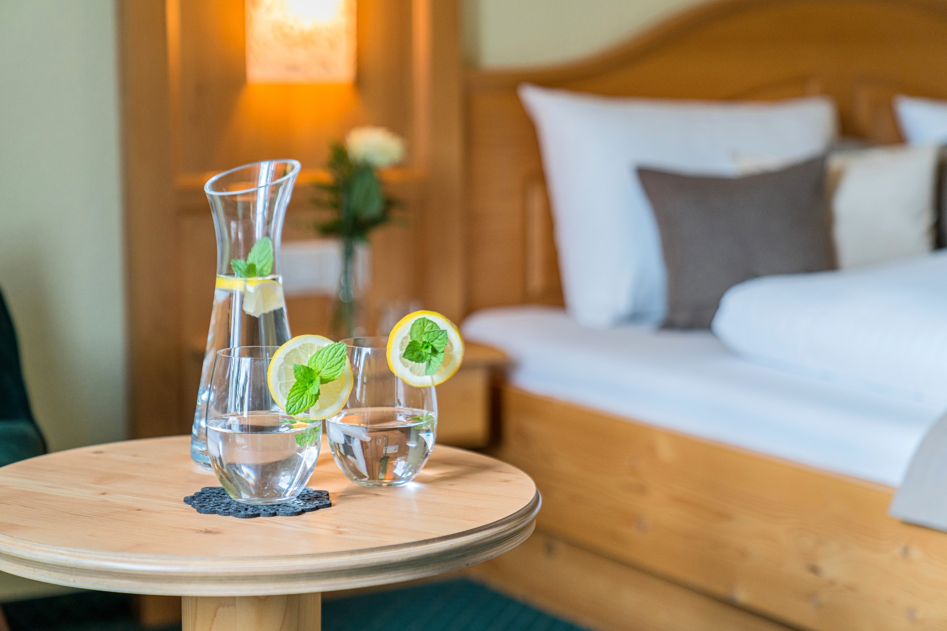 Hotelzimmer-Impression — Zirbenholz-Bett mit feiner Tischdekoration